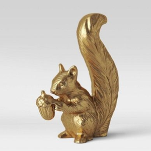 Hermosa y detallada figura de ardilla dorada sosteniendo una nuez, ideal para decoración de hogares de lujo, disponible a precios de mayorista. - Product Image 1