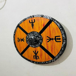 Escudo Redondo de Madera Estilo Vikingo Tradicional, Diseño Nórdico Hecho a Mano para Disfraces Históricos y Decoración del Hogar - Product Image 4