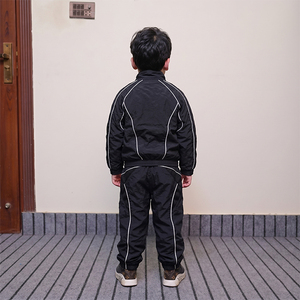Ensemble coupe-vent en nylon noir pour enfants, avec logo personnalisé et empiècements blancs, séchage rapide, respirant, style vintage pour garçons – Nouveauté très demandée pour l'été - Product Image 3