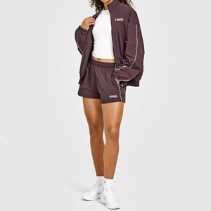 Conjuntos de Dos Piezas de Nailon con Logotipo Bordado Personalizado para Mujer, Chaqueta con Cremallera de Manga Larga y Pantalones Cortos Deportivos de Moda del Fabricante - Product Image 2