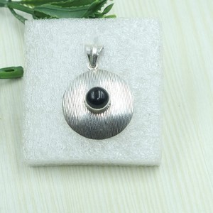Colgante redondo de plata de ley 925 con ónix negro, hecho a mano, con textura, colgante circular llamativo, joyería minimalista, regalo para mujer - Product Image 5