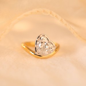 Bague solitaire de luxe en or jaune 14 carats bicolore, forme cœur romantique, diamant de laboratoire, bague de fiançailles pour femme, certifiée IGI - Product Image 3
