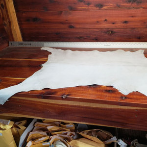 Tapis en cuir de vache authentique, véritable peau de vache avec poils, pour la décoration intérieure. - Product Image 1