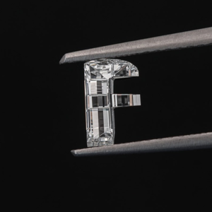 Diamant de laboratoire moderne de 1 carat certifié IGI, VVS, taille fantaisie en forme de lettre F, diamant non monté pour la création de pendentifs, diamant de laboratoire au meilleur prix - Product Image 1