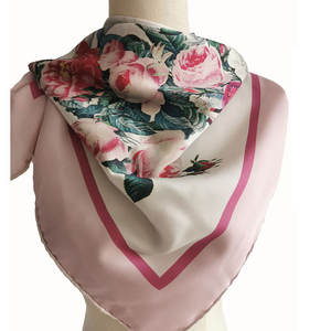 ผ้าพันคอไหมซาตินสุดชิคสำหรับผู้หญิง ผ้าคลุมไหล่ลายดอกไม้สุดหรูสำหรับผู้หญิง ผ้าพันคอไหมมัลเบอร์รี่เนื้อนุ่มพิเศษสำหรับผู้หญิง - Product Image 1
