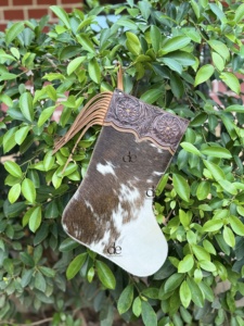Sac cadeau de décoration de fête en cuir de vachette de créateur, bas de Noël repoussé à la main, arbre de Noël familial, cheminée - Product Image 4