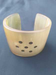 Bracelet rond en corne de vache naturelle pour femmes, design animal moderne, fait à la main, poli - Product Image 6