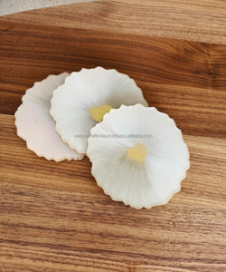 Sous-verres élégants en résine avec paillettes Aurora, faits à la main, colorés, accessoires de table modernes et stylés, ensemble d'accessoires artistiques - Product Image 3