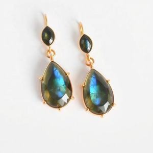 Vente en gros de boucles d'oreilles pendantes élégantes en argent avec pendentif en labradorite naturelle et bijoux d'oreille de luxe en cristal - Product Image 3