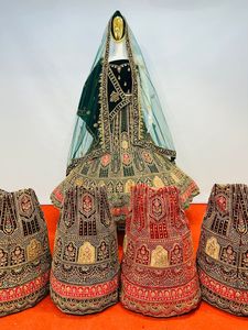 ¡Conjunto nupcial de tendencia Lehenga de terciopelo de estrella dorada con espejo completo y trabajo Jarkan, estilo pesado, blusa larga y Dupatta emanding! - Product Image 2