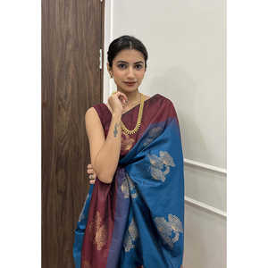 Sari de fête élégant Samiksha Elite Weaves en soie douce bleue avec bordure florale contrastante et broderie Zari 0,65g - Product Image 5