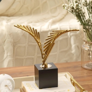 Sculpture d'aile géométrique dorée métallique glamour sur support noir massif pour la décoration de buffet de salon - Product Image 3