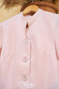 Blusa Elegante Rosa para Mujer con Cuello Mandarín y Abertura en el Escote, Estilo Peplum, para Oficina o Casual, Top Entallado, Tejido Liso Teñido Transpirable - Product Image 6