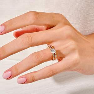 Ensemble de mariage Petite Twist / Bague de fiançailles en or rose 14 carats avec moissanite et alliance demi-éternité torsadée pour femme / RITZIN Cute - Product Image 5