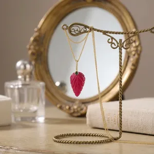 Collier Pendentif Fin Feuille Sculptée Plaqué Or 18 carats avec Pierres Précieuses Naturelles Rubis Rose, Jade et Émeraude, Accents en Zircon Cubique – Bijoux de Mode en Gros - Product Image 5