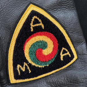 แจ็คเก็ตวาร์ซิตี้วินเทจสตรีทแวร์คุณภาพสูงสำหรับผู้ชาย คอตั้ง ปักลายหนังวัว ตัวอักษร ป้องกันลม หนังฟอก - Product Image 5