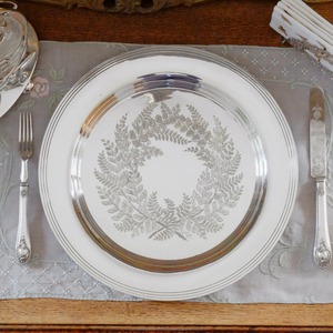 Assiette de présentation ronde en argent à motif floral élégant, idéale pour sublimer la présentation de table lors de mariages et d'événements spéciaux - Product Image 1