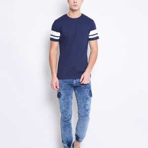 Camiseta de Manga Corta para Hombre, Cuello Redondo, Color Azul Marino, Mangas con Rayas Blancas, Corte Regular, Estilo Casual, 100% Algodón Jersey - Product Image 1