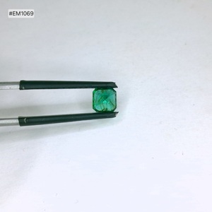 พลอยมรกตแซมเบียทรงสี่เหลี่ยมแปดเหลี่ยมขนาด 0.78 กะรัต ขนาด 5.60x5.50x3.60 มม. สีเขียวเข้ม เหมาะสำหรับแหวนและเครื่องประดับชั้นดี - Product Image 2