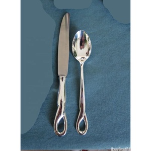 Ensemble de couverts de luxe faits à la main vaisselle argentée en acier inoxydable avec design royal pour la maison et la rentrée scolaire - Product Image 1