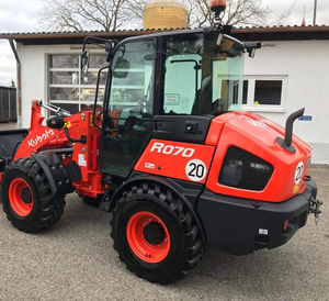 Cargadora de ruedas Kubota R070 con cucharón de 850L y horquillas para palets, minicargadora articulada en venta a precio mayorista. - Product Image 1