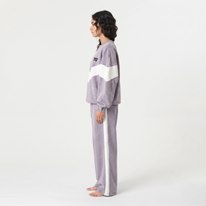 Conjunto de dos piezas para mujer: Sudadera oversize personalizada con paneles de chevron y lavado ácido, y pantalones rectos de cuello redondo. - Product Image 4