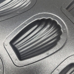 ถาดอบขนมมาเดลีนแบบมืออาชีพ 9 ช่อง ขนาด 2 ซม. ลึกพิเศษ ทำจากเหล็กคาร์บอนเคลือบสารกันติด ใช้กับเตาอบได้ เหมาะสำหรับทำมาเดลีนเนื้อไส้เยอะ - Product Image 3