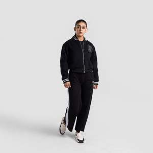 Veste universitaire noire pour femme avec bordure blanche, fermeture éclair, logo sur le devant, coupe classique, manches longues, polyester tissé, idéale pour l'automne - Product Image 6
