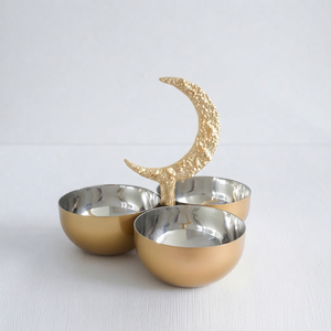 Servidor de Metal Dorado de Lujo con Tres Compartimentos y Asa Texturizada en Forma de Luna Creciente para Decoración Festiva de Mesa en Ramadán y Servicio de Alimentos - Product Image 1
