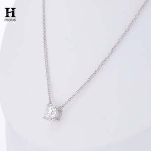 Collier pendentif solitaire classique en diamant taille brillant rond, or blanc 18 carats, bijoux fins - Product Image 4