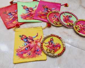Sacs Potli à cordon et plateaux décoratifs Radha Krishna faits à la main pour les festivals, les mariages et les rituels - Product Image 1