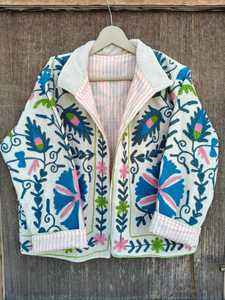 Chaqueta Bordada Suzani Hecha a Mano para Mujer, Estilo Asiático Tradicional, Abrigo de Invierno Boho para Mujer con Colores Vivos y Flores Audaces - Product Image 5