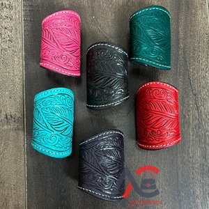 2026 Premium Porte-foulard en cuir véritable rouge vif, fait main, avec motif plume gaufré, pour femme - Product Image 1