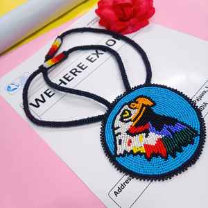 Collier pendentif aigle artisanal perlé avec perles blanches, rouges, jaunes, vertes, bleues, noires, violettes et cordon long pour un style artistique - Product Image 2