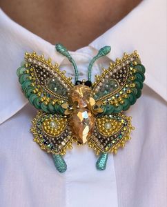 Broche Elegante Hecho a Mano con Bordado y Cuentas para Bodas Unisex y Uso Formal/Casual - Product Image 1