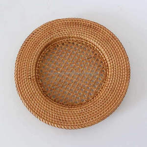 Assiette de présentation en rotin rustique éco-consciente avec motif végétal ajoutant de la chaleur à la décoration de la table - Product Image 1