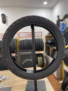 Neumático de Motocicleta KUMA K527 Sin Cámara de Alta Calidad y Alto Rendimiento, 110/90-16, Negro, Vietnam, 12 Meses de Garantía, Todoterreno - Product Image 3