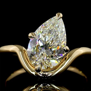Bague de fiançailles solitaire en or jaune massif avec moissanite en forme de poire de 2 carats certifiée IGI, à trois griffes, par le fabricant - Product Image 3