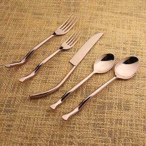 Juego de Cubiertos de Metal con Acabado Dorado, 5 Piezas, Estilo Clásico, Fácil Agarre, Juego de Cubiertos de Lujo, Suministros para Restaurantes y Hoteles, Diseños Personalizables - Product Image 2