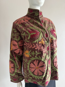 Abrigo de Mujer de Algodón con Cuello Mandarín y Bordado Floral a Mano, Estilo Boho Chic Vintage de Jaipur Suzani, Manga Larga, Tela de Lona y Terciopelo Vintage - Product Image 1