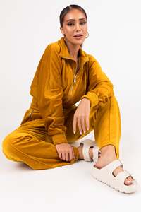 Ensemble de survêtement en velours pour femmes grandes tailles, jaune moutarde, couleur unie, col rond, manches longues, coupe ample, taille élastique, vêtements décontractés pour l'automne - Product Image 1