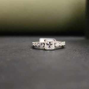 Anillo de Compromiso con Moissanita Corte Princesa, Certificado IGI, Oro Sólido de 18 Quilates, 2.13ct, Engaste Pavé, Regalo de Cumpleaños - Product Image 2
