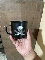 Taza Térmica de Metal Esmaltado Negro con Logotipo de Calavera, Diseño Impreso de Estilo Lujoso, para Camping, con Asa, para Regalo al Aire Libre