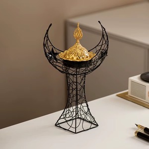 Brûleur d'encens en métal doré avec couvercle en dôme orné, support décoratif artisanal pour aromathérapie, utilisation toute saison - Product Image 3