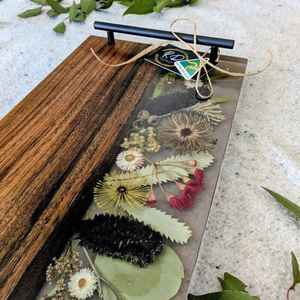 Plateaux de service en bois et résine peints à la main, multicolores, carrés, avec motifs décoratifs pour la présentation d'objets artisanaux en résine - Product Image 2