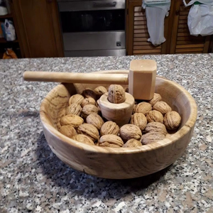 Elegante tazón de madera para romper nueces con martillo, perfecto para servir frutos secos, nueces y aperitivos para fiestas. - Product Image 1