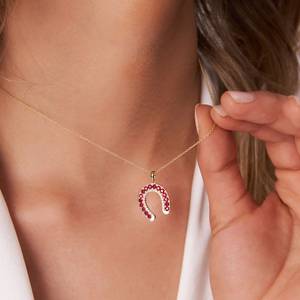 Colgante de herradura de rubí de plata de ley 925 chapado en oro de 14K, amuleto de buena suerte, collar delicado para superposición, regalo de compromiso elegante para ella - Product Image 3