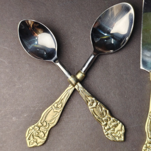 Juego de Cubiertos Dorados con Relieve Floral, Colección de Vajilla de Acero Inoxidable Vintage para Regalos de Lujo para el Hogar y Eventos Gastronómicos - Product Image 4