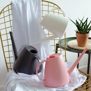Arrosoir en plastique jaune de qualité supérieure, outil de jardinage durable, finition peinte - Product Image 2