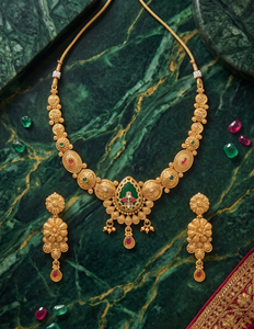 Parure de bijoux ethniques Divyoro en alliage de cuivre plaqué or 24 carats avec pendentif goutte d'émeraude classique pour femme (collier et boucles d'oreilles) - Product Image 1